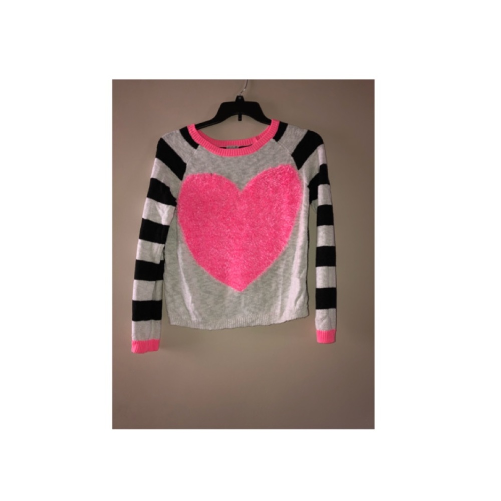 Black and white long sleeved shirt, pink heart
